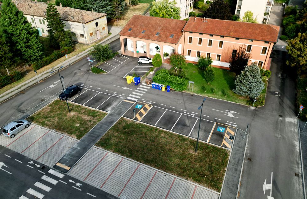 Vista aerea laterale con drone del parcheggio e della sede del Centro Eubiotica