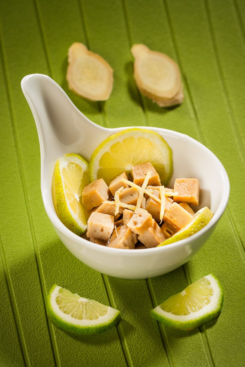 ciotola con cubetti di tofu, fette di limone e zenzero