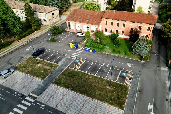 Vista aerea laterale con drone del parcheggio e della sede del Centro Eubiotica