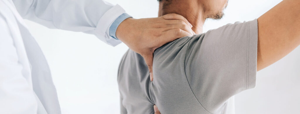 Medico durante una valutazione fisioterapica della spalla di un paziente